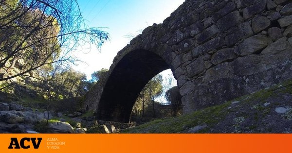 La ruta de senderismo que tienes que hacer sí o sí en Ávila: a una hora de Madrid, con cuatro puentes medievales y un castillo