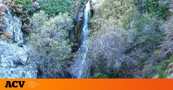 La ruta de senderismo que tienes que hacer sí o sí en Extremadura: cruza un puente de hierro para llegar a un salto de agua