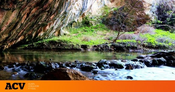 La ruta de senderismo que tienes que hacer sí o sí en Jaén: sorpréndete con sus tres cuevas y con su cascada