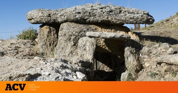 La ruta de senderismo que tienes que hacer sí o sí: con dólmenes, acequias y hasta aguas termales gratis