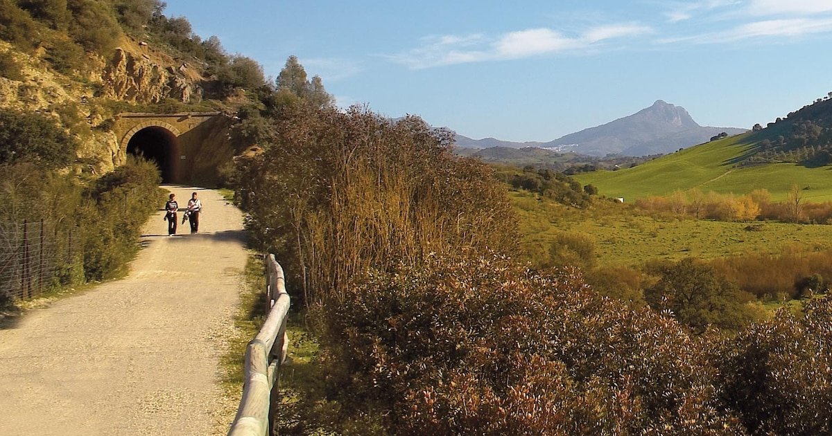 La ruta española que debes hacer una vez en la vida: recorre 30 túneles y 4 viaductos por antiguas vías de tren