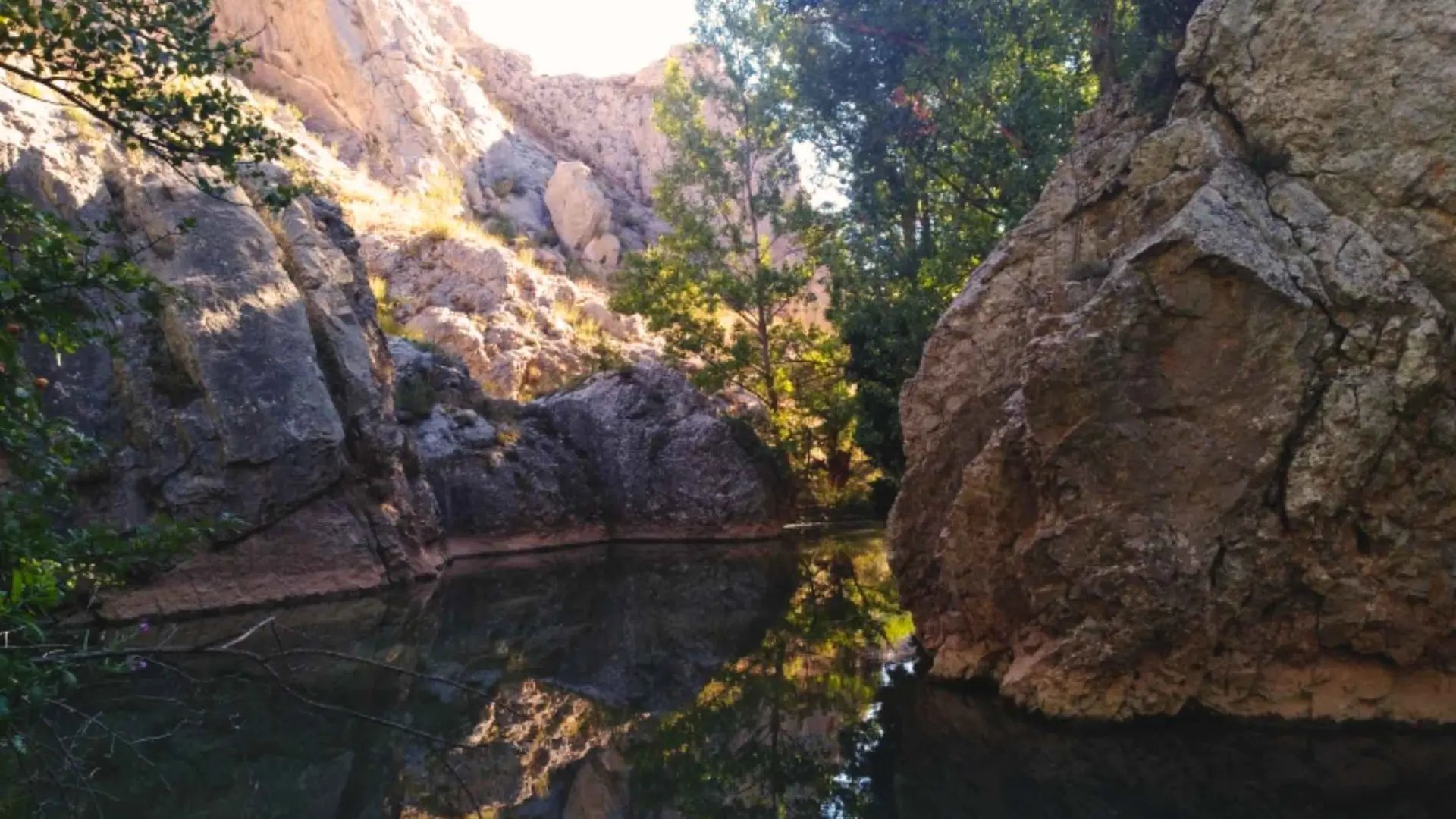 La ruta por un espectacular cañón fluvial en Teruel entre pozas y junto a un bonito pueblo