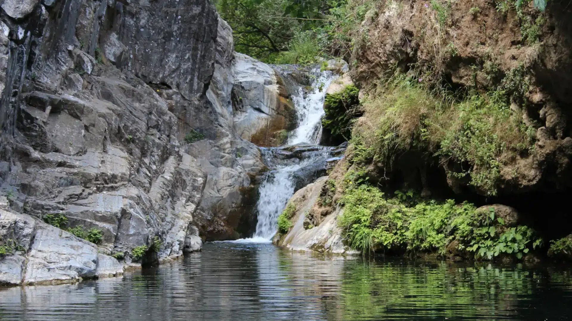 La ruta sencilla para hacer en familia que termina en una preciosa piscina natural de agua cristalina