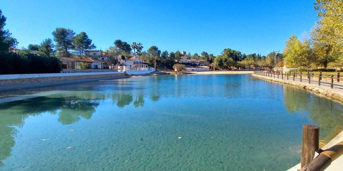 La singular playa de interior en un lago de Valencia con Bandera Azul donde refrescarte si vives lejos de la costa, con aguas cristalinas y arena fina