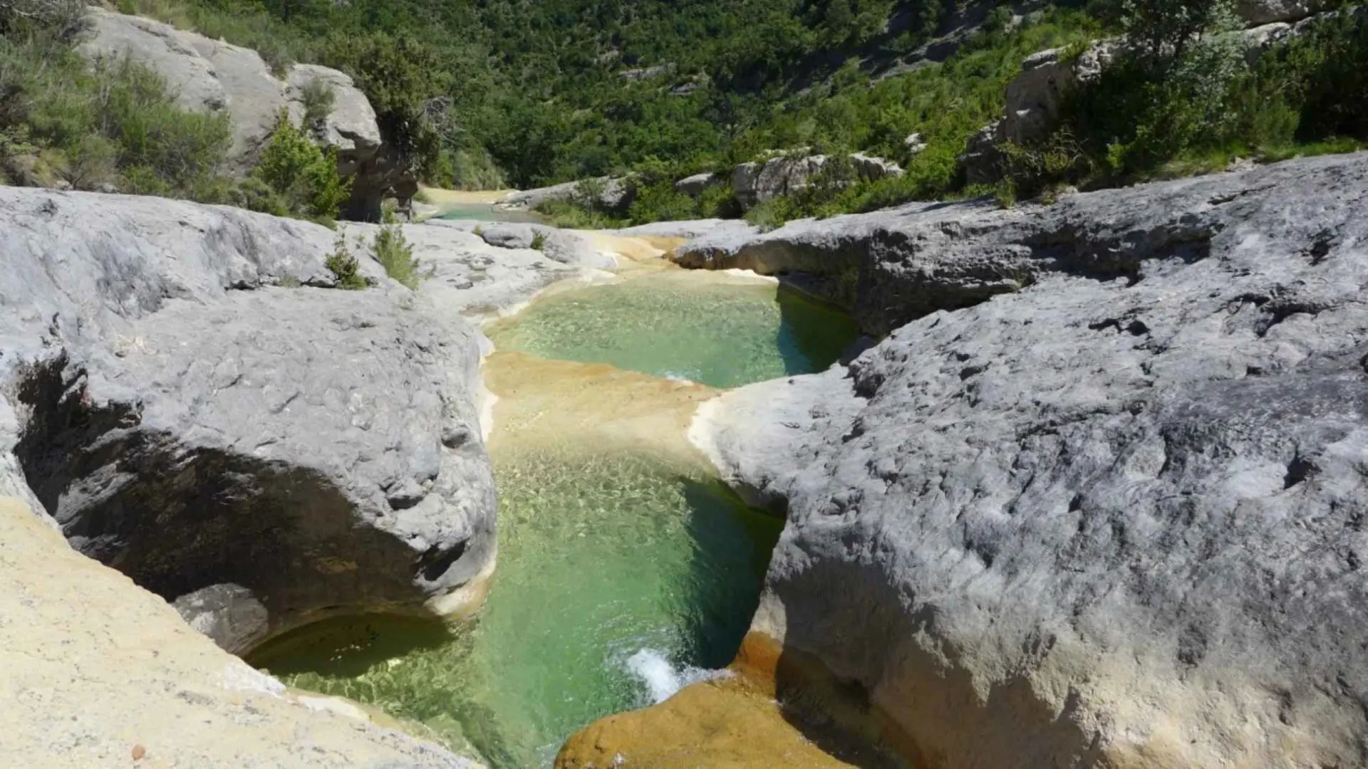 La sucesión de pequeñas pozas en un pueblo pequeño de Huesca: idílicas bañeras naturales en un barranco