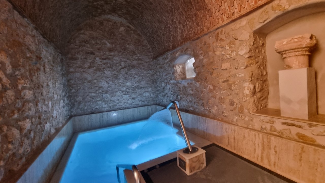 La única playa termal de Europa está en este desierto español: aguas a 30 grados todo el año