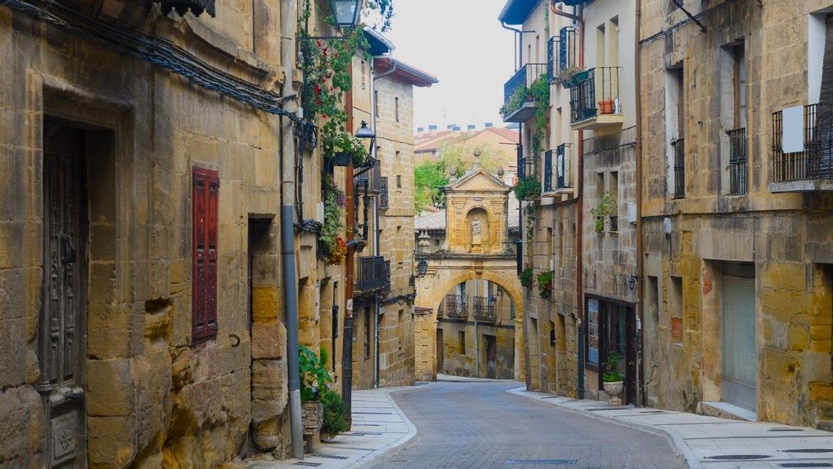 La villa medieval más curiosa de España vive, literalmente, sobre bóvedas de vino: el tráfico pesado está prohibido para no dañarlas