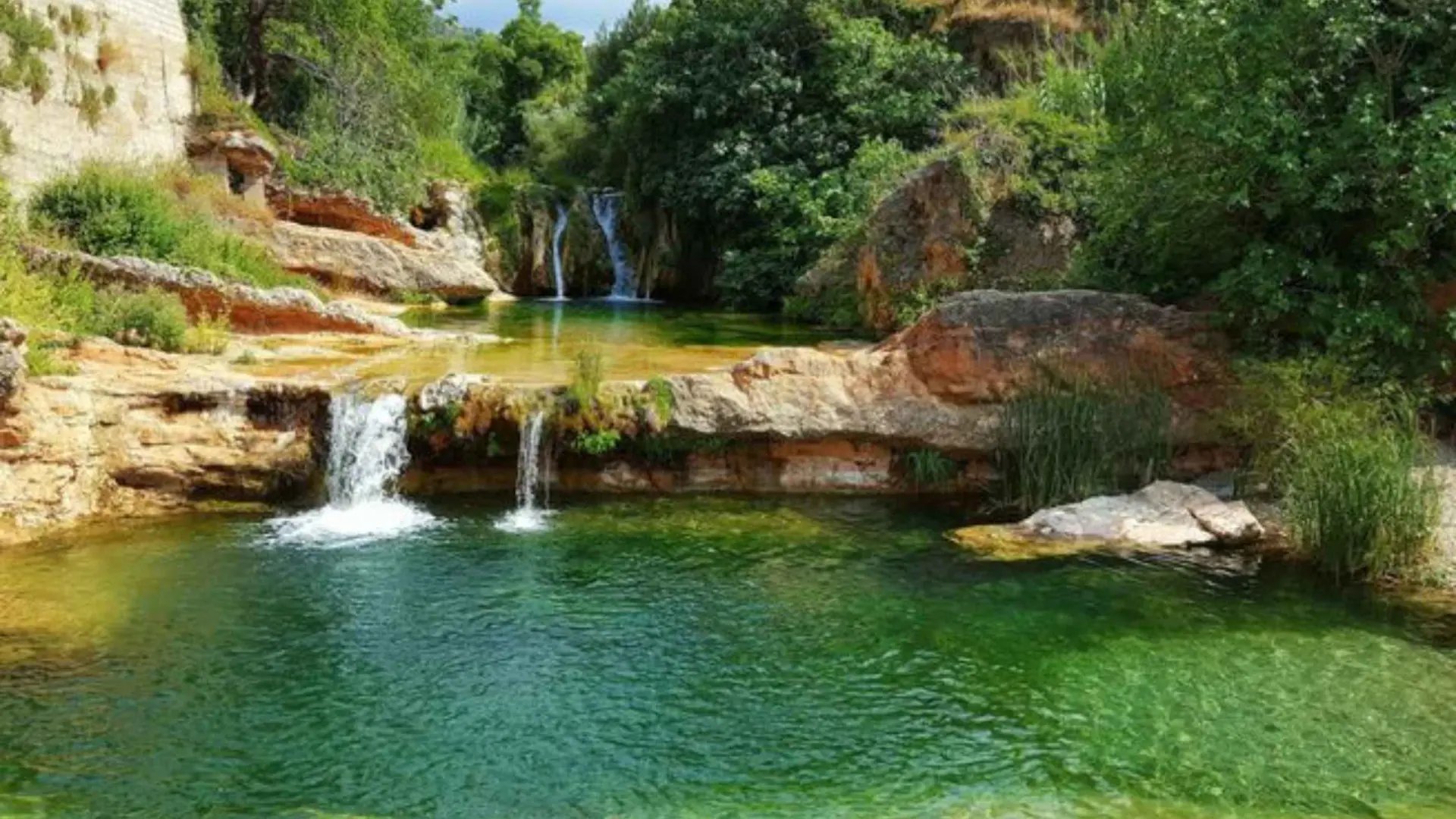 Las aguas turquesas más impresionantes de Teruel: un espectáculo de rocas y pasarelas de madera