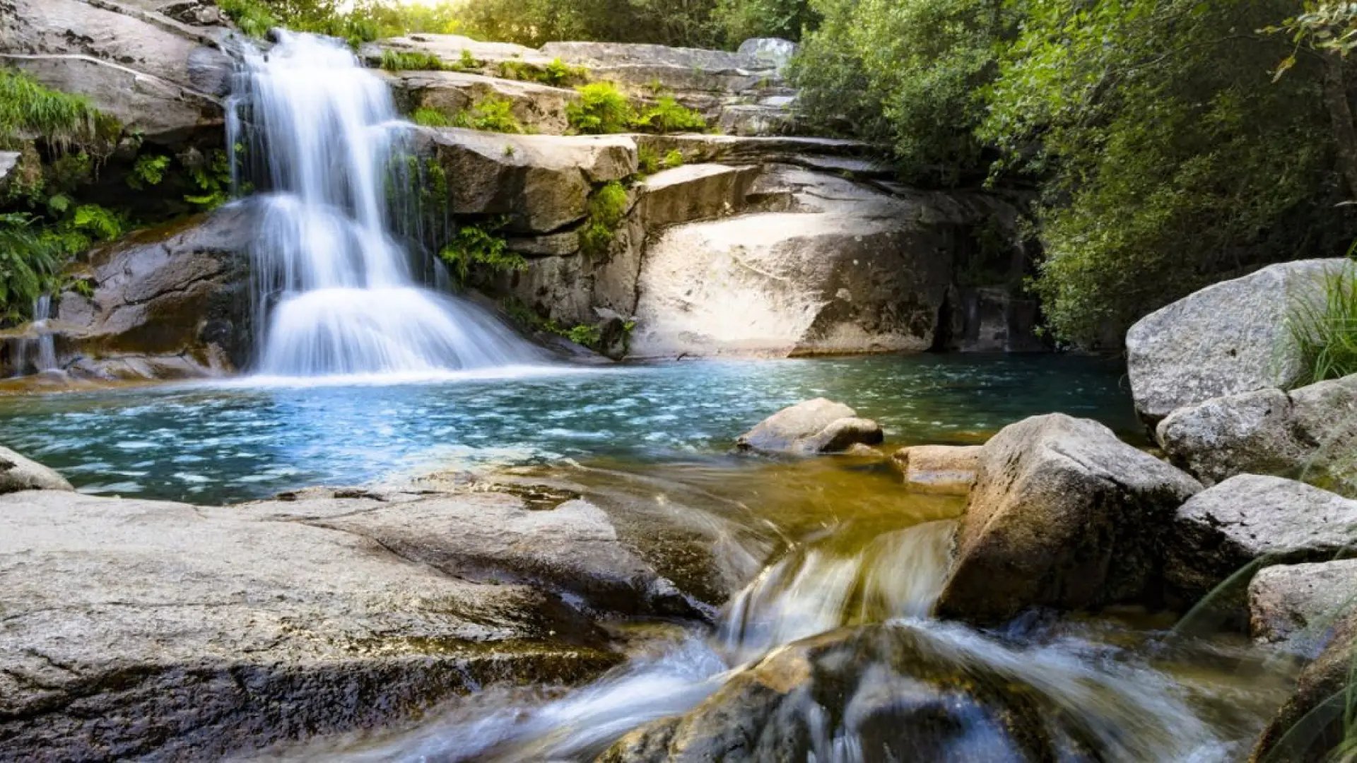 Las impresionantes piscinas naturales escondidas en un pueblo de Galicia: entre hórreos y naturaleza salvaje