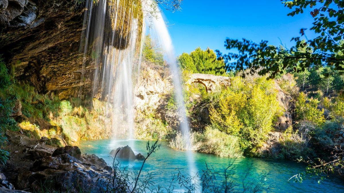 Las piscina natural con el agua más turquesa y transparente de España se esconden en un pueblo de 500 habitantes de Teruel