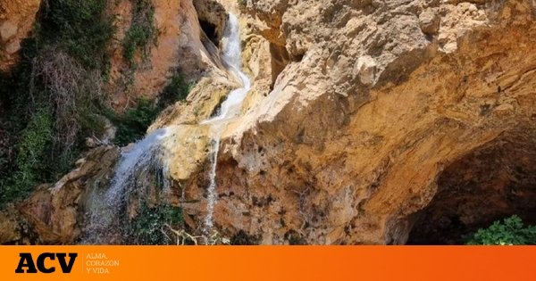 Las piscinas naturales de agua cristalina con una cascada de 20 metros que son una joya: se llega por una sencilla ruta