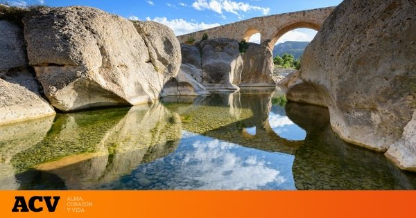 Las piscinas naturales de agua turquesa que son una auténtica joya: en un precioso pueblo y a los pies de un puente