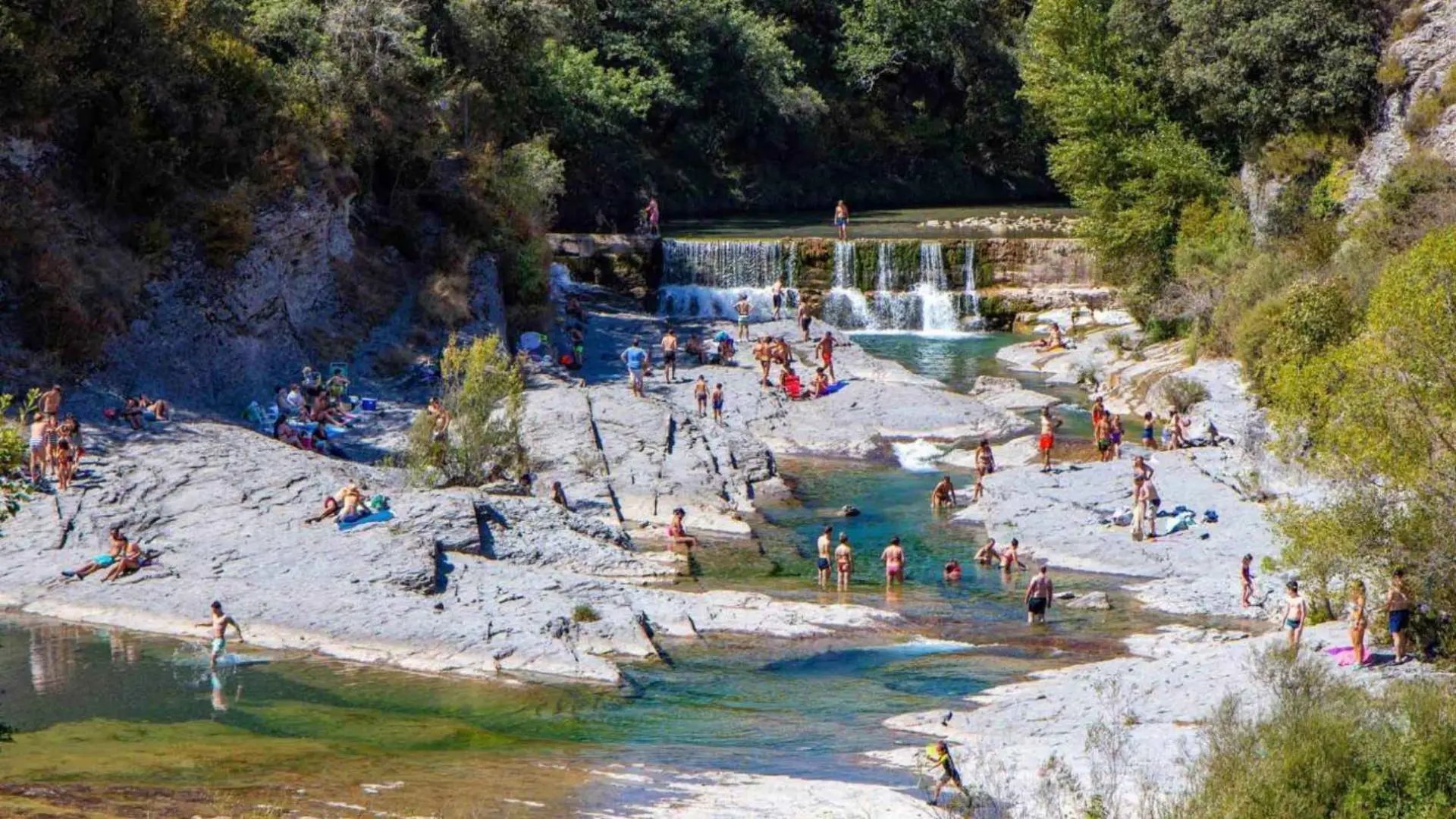 Las piscinas naturales de aguas cristalinas en un pueblo de Huesca: un lugar paradisiaco y privilegiado
