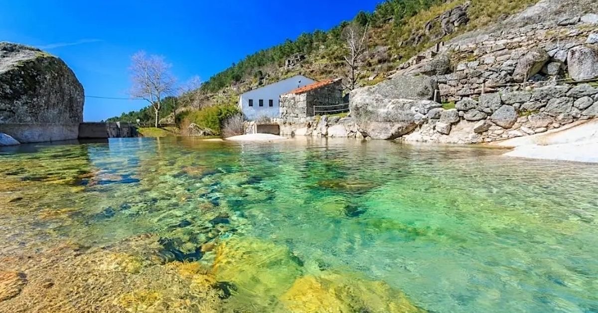 Las piscinas naturales de aguas turquesas y cristalinas que se encuentran a un salto de Huelva: 
