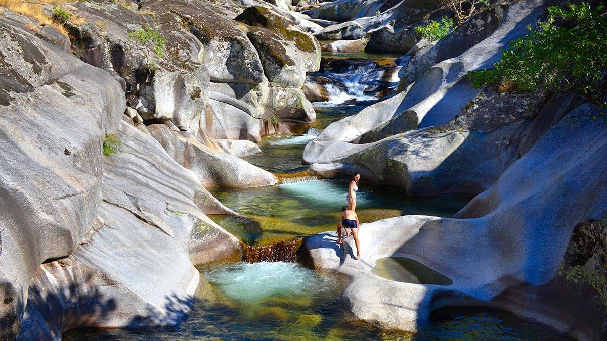 Las piscinas naturales de Extremadura: oasis de frescor en aguas vítreas