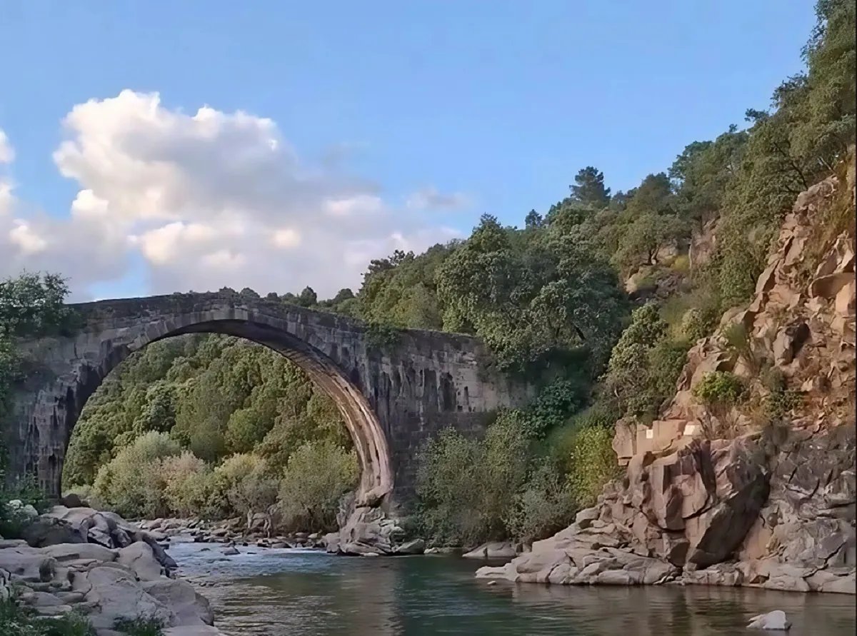 Las piscinas naturales de Extremadura poco conocidas, pero de gran belleza: aguas cristalinas y relajación en plena naturaleza