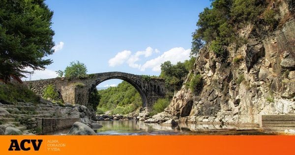 Las pozas de agua cristalina y poco masificadas a las que hay que ir sí o sí: rodeadas de rocas y con un precioso puente romano