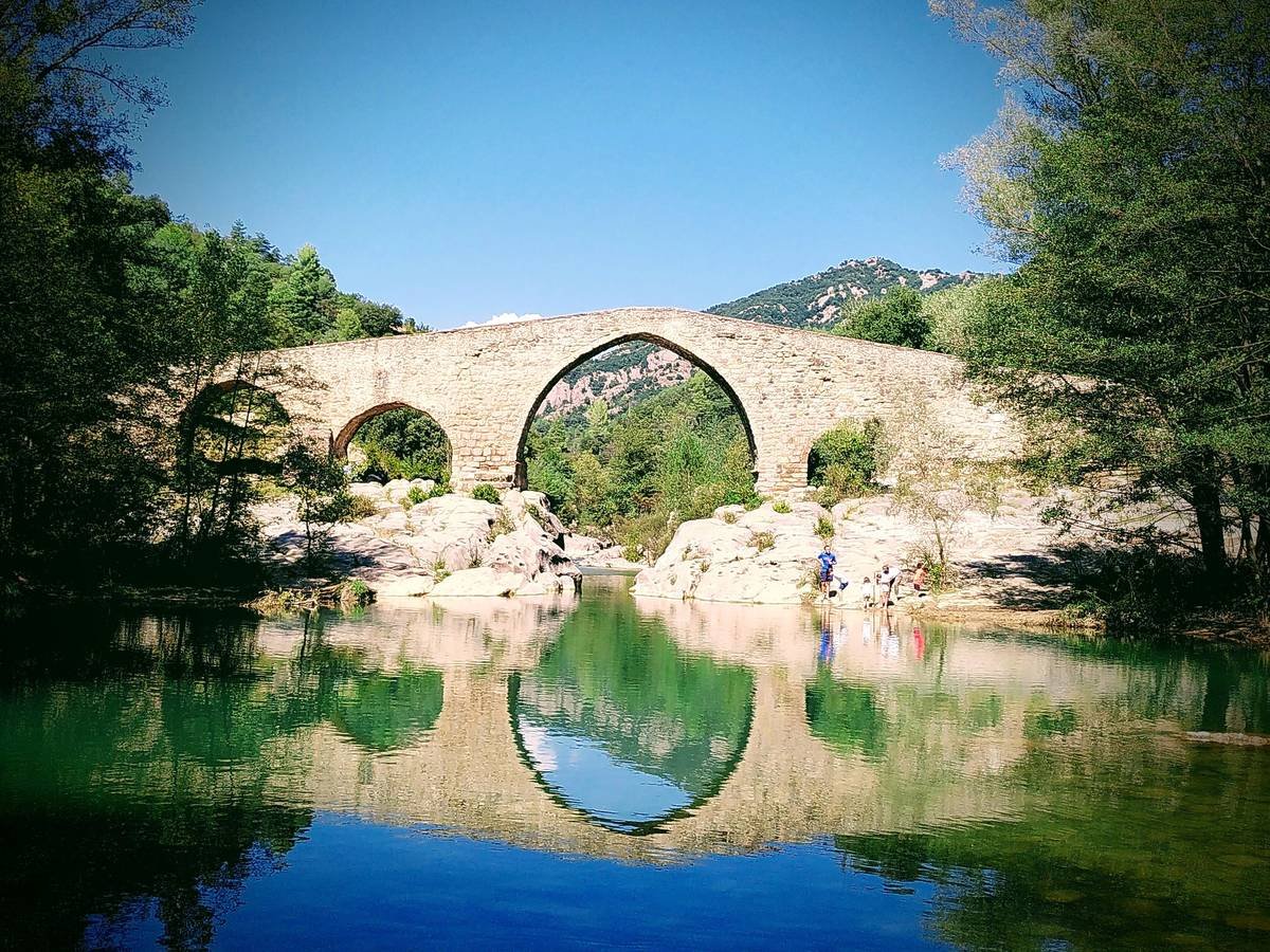 Las pozas de agua turquesa bajo un puente medieval a una hora de Barcelona para bañarse este verano