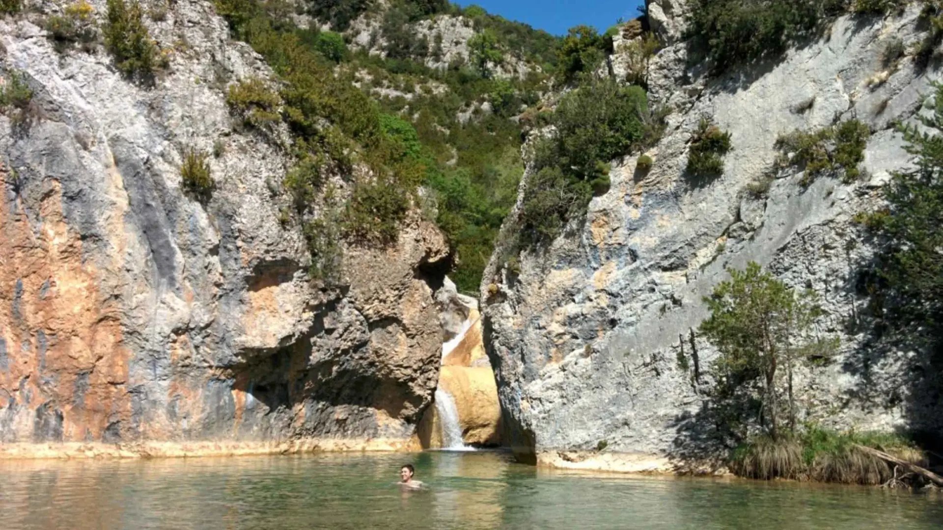 Las pozas de aguas cristalinas entre barrancos en Huesca: un lugar secreto con una cueva inundada