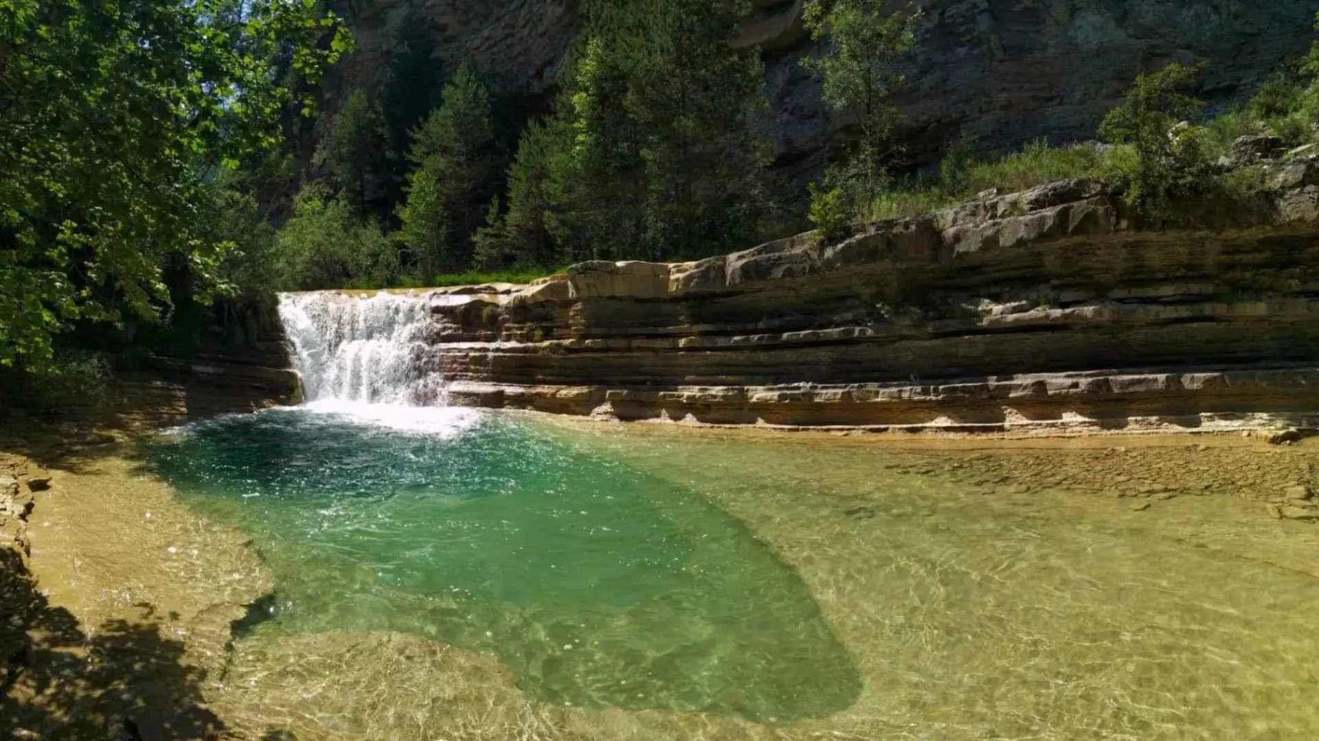Las pozas de aguas cristalinas que parecen de película, pero están en Aragón: junto a un pueblo recuperado