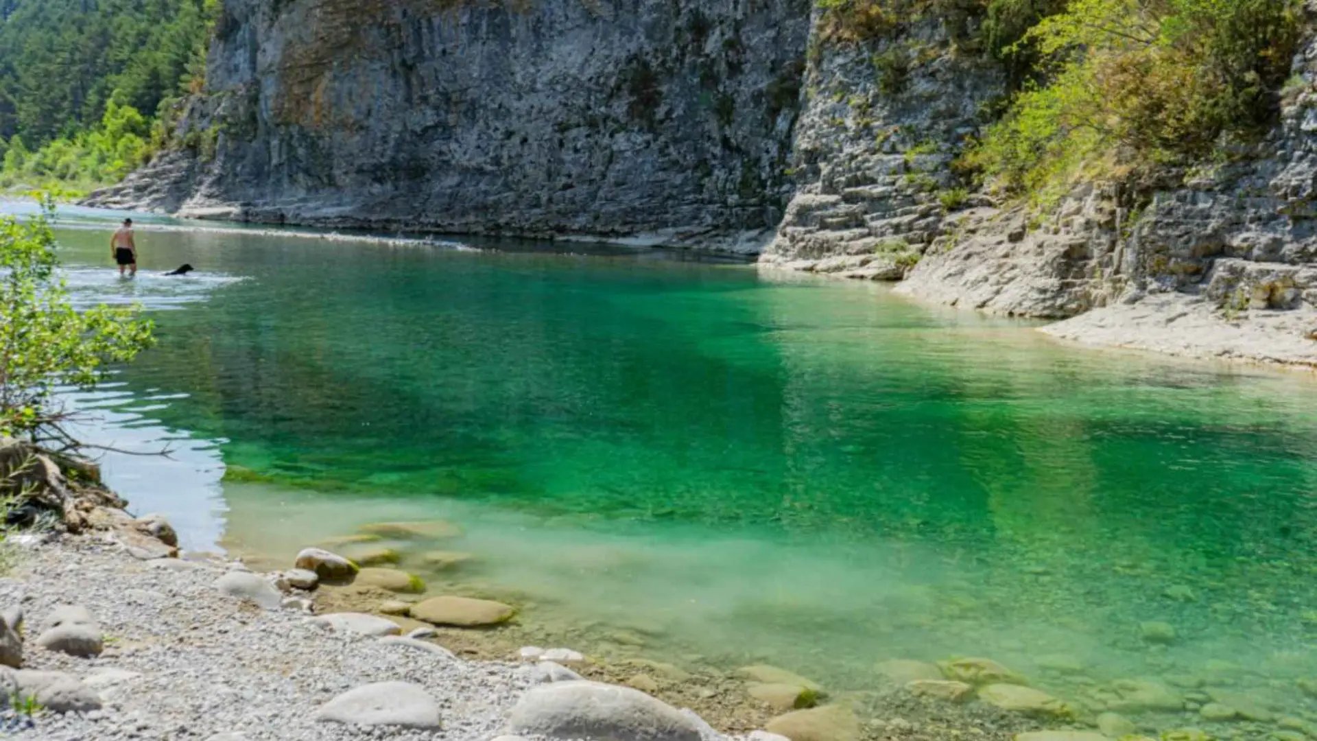 Las preciosas pozas que se esconden debajo de túneles en Huesca: un destino idílico de aguas turquesas