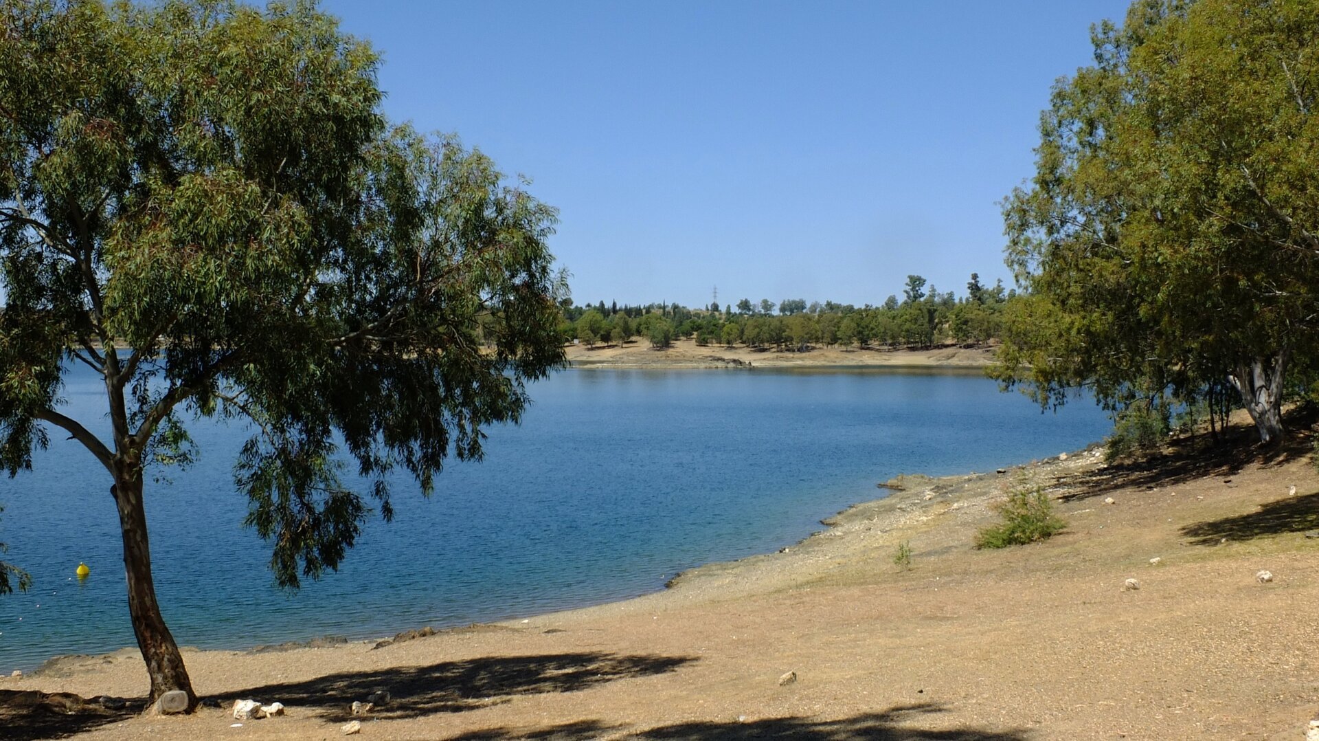 Más de 5000 hectáreas en el río Guadiana: el embalse extremeño que tiene la primera playa interior con Bandera Azul de España