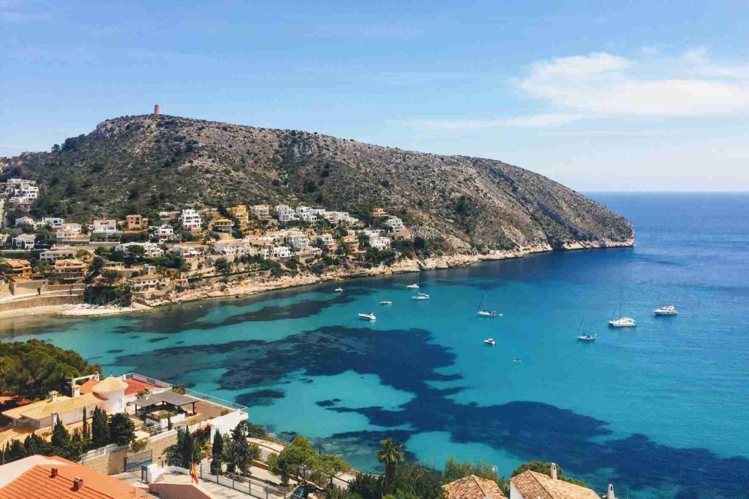 Moraira, el pueblo de Alicante que es un refugio entre el mar y la montaña