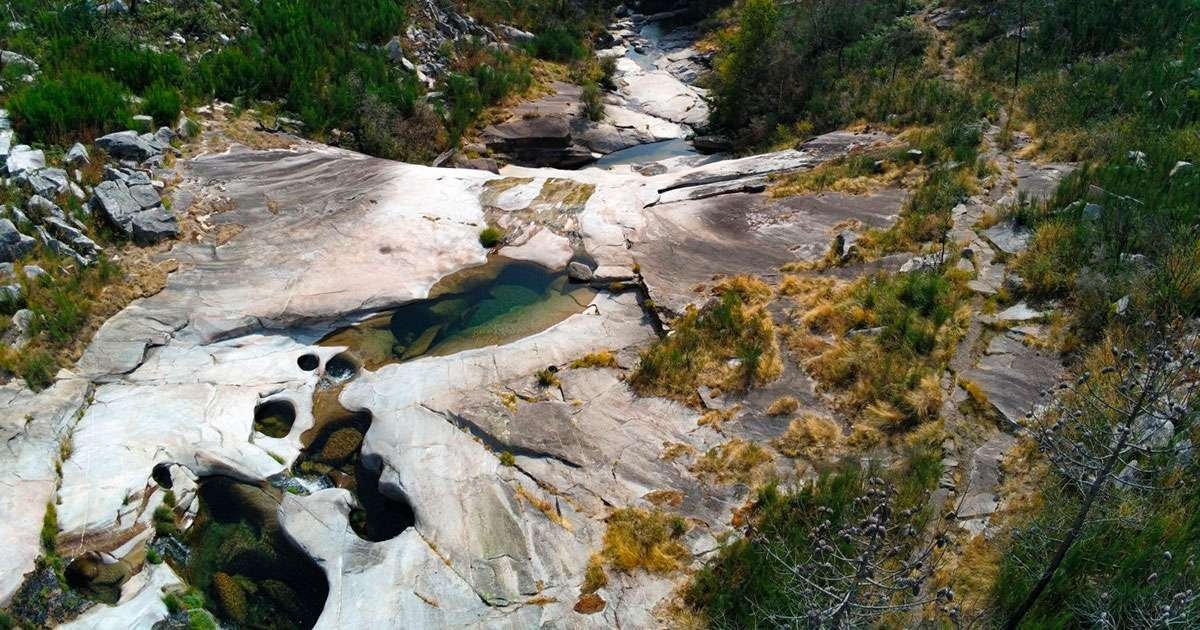 'National Geographic' pone el foco en este pueblo gallego y su triple piscina natural escondida entre hórreos