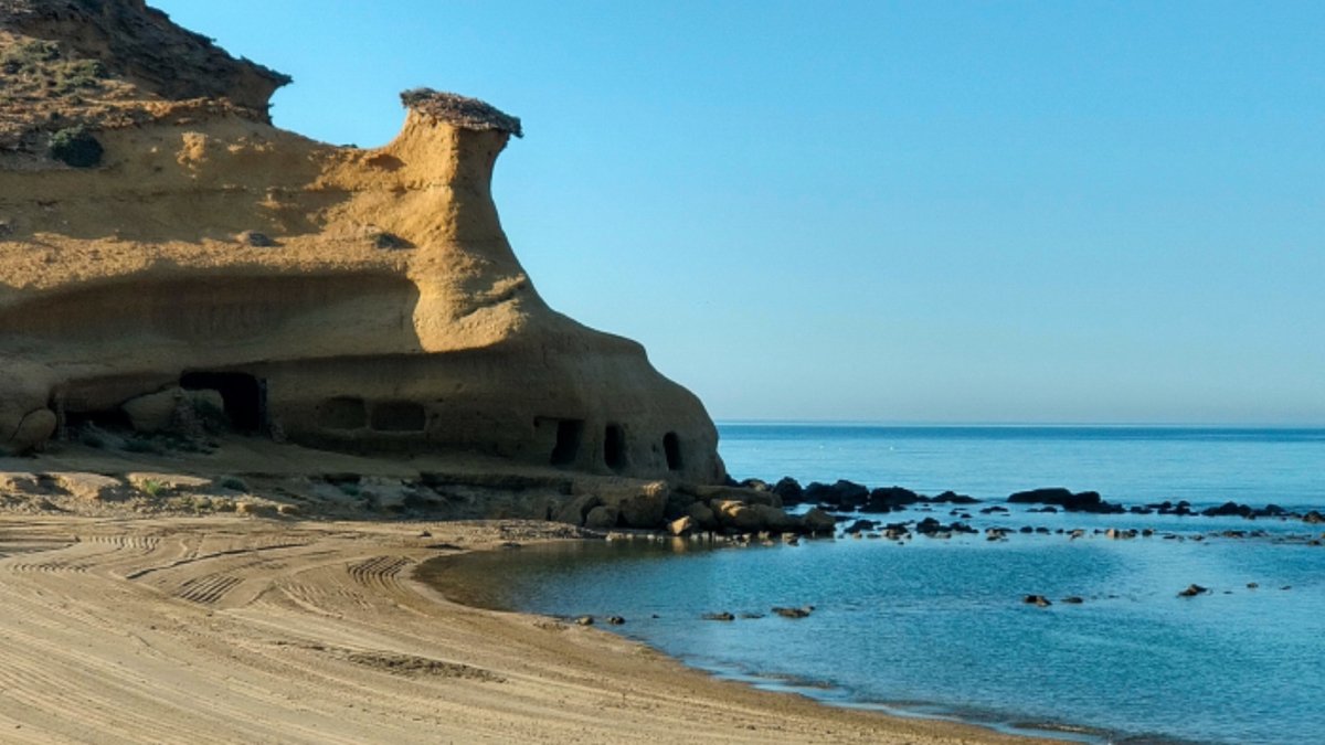 Ni Bolnuevo ni Calblanque: esta cala de Murcia esconde cuevas habitadas y piscinas naturales perfectas para familias
