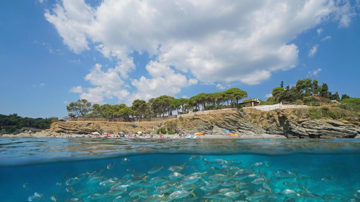 Ni Cadaqués ni Lloret de mar: este desconocido pueblo de la Costa Brava esconde calas de ensueño y aguas cristalinas