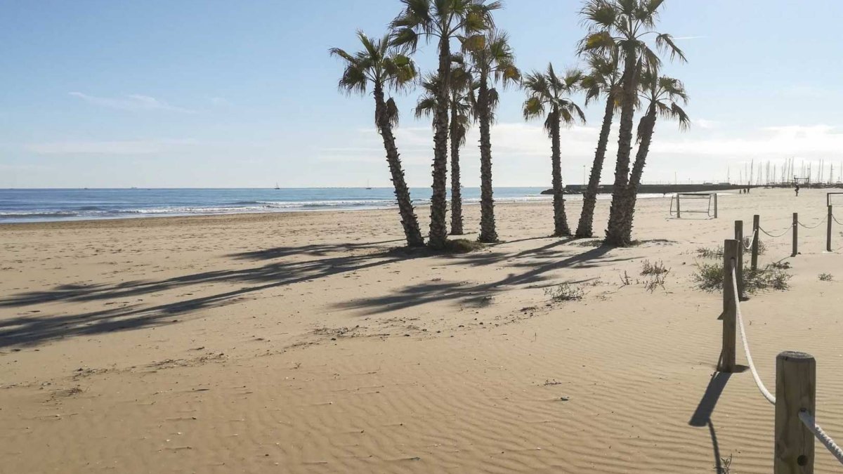 Ni Gandía ni Cullera, esta es la playa de Valencia con arena fina y aguas cristalinas que conquista a los amantes del mar