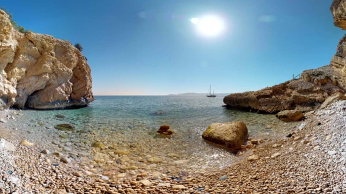 Ni la Granadella ni el Portitxol: la cala secreta de la provincia de Alicante que enamora a todos los que la visitan por su historia y aguas cristalinas