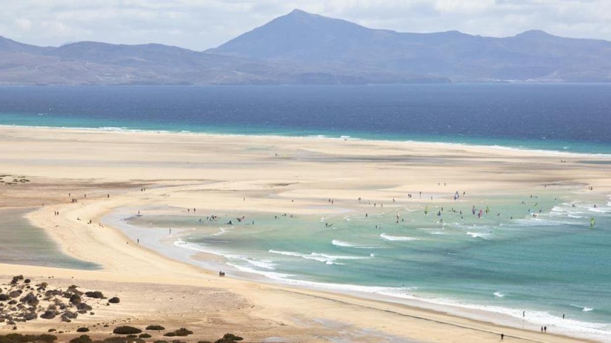 Ni Maldivas, ni Cancún, así es la playa de las Islas Canarias con arena blanca y aguas cristalinas