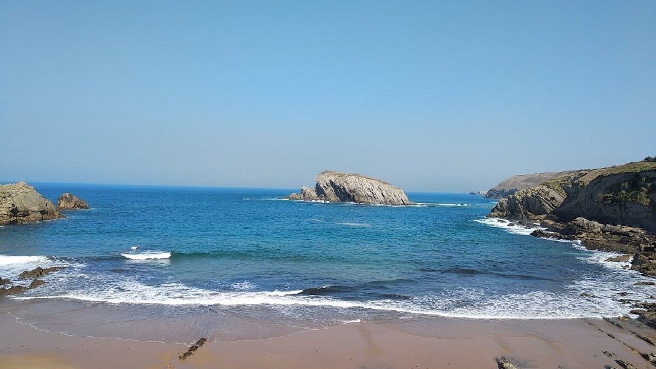 Ni Menorca ni Ibiza, la playa ideal para darse el primer chapuzón del año está en Cantabria