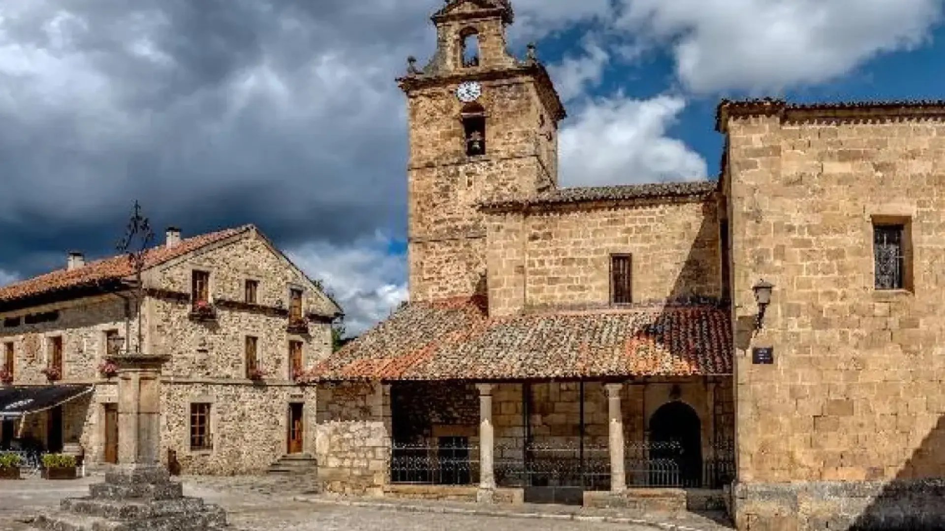 Ni Vinuesa ni Medinaceli: el pueblo más bonito de Soria a los pies de la sierra y bañado por el río Duero