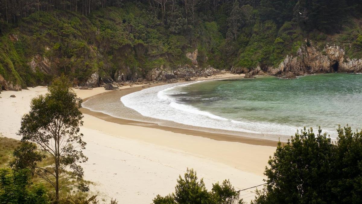 No es el Caribe, es Galicia: este pueblo tiene playas con agua turquesa, una isla salvaje y ruinas vikingas sin salir de España
