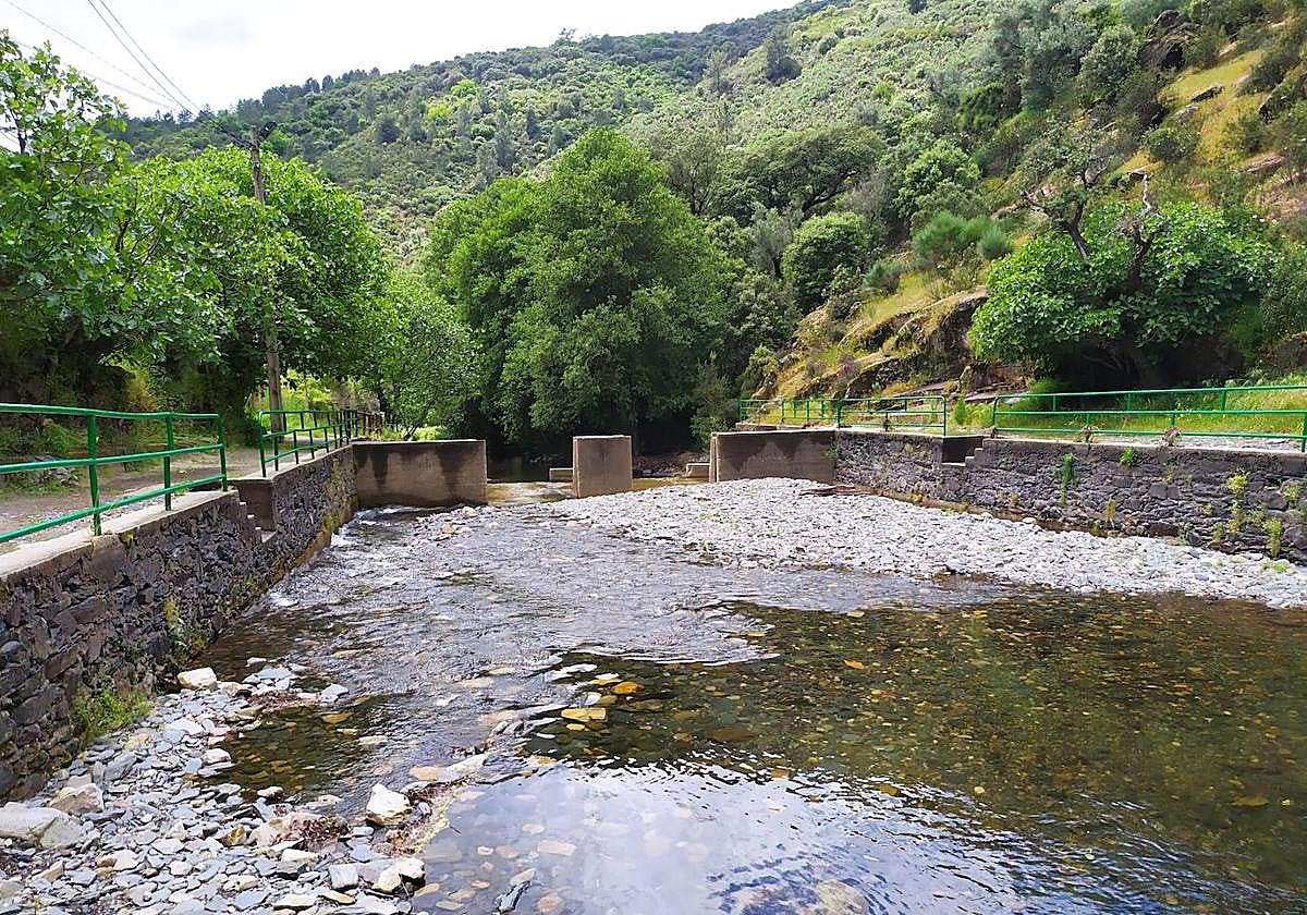 Orgullo del pueblo: la popular piscina natural de aguas claras y abrigada por la sierra que garantiza un baño inolvidable | La Gaceta de Salamanca