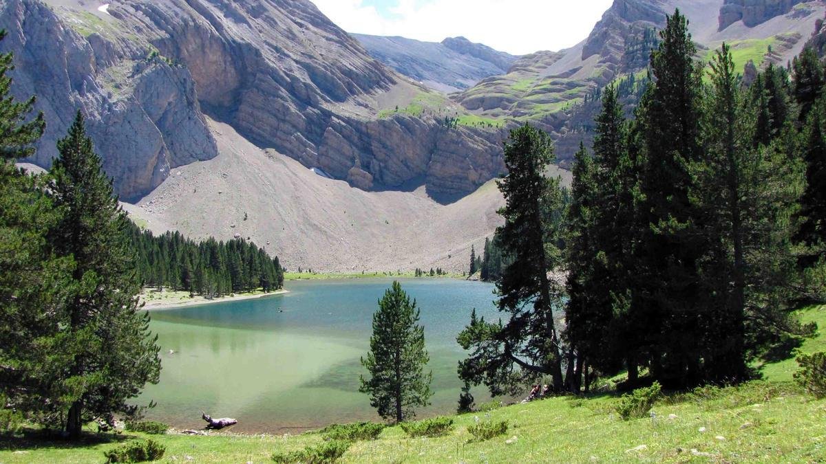 Parece Canadá, pero está en Aragón: un lago de aguas cristalinas perfecto para una escapada de verano