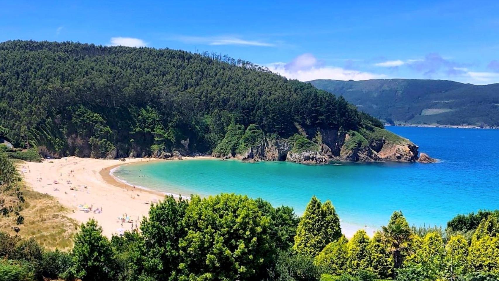 Parece Costa Rica, pero está en Galicia y es una joya: la playa entre acantilados con agua cristalina