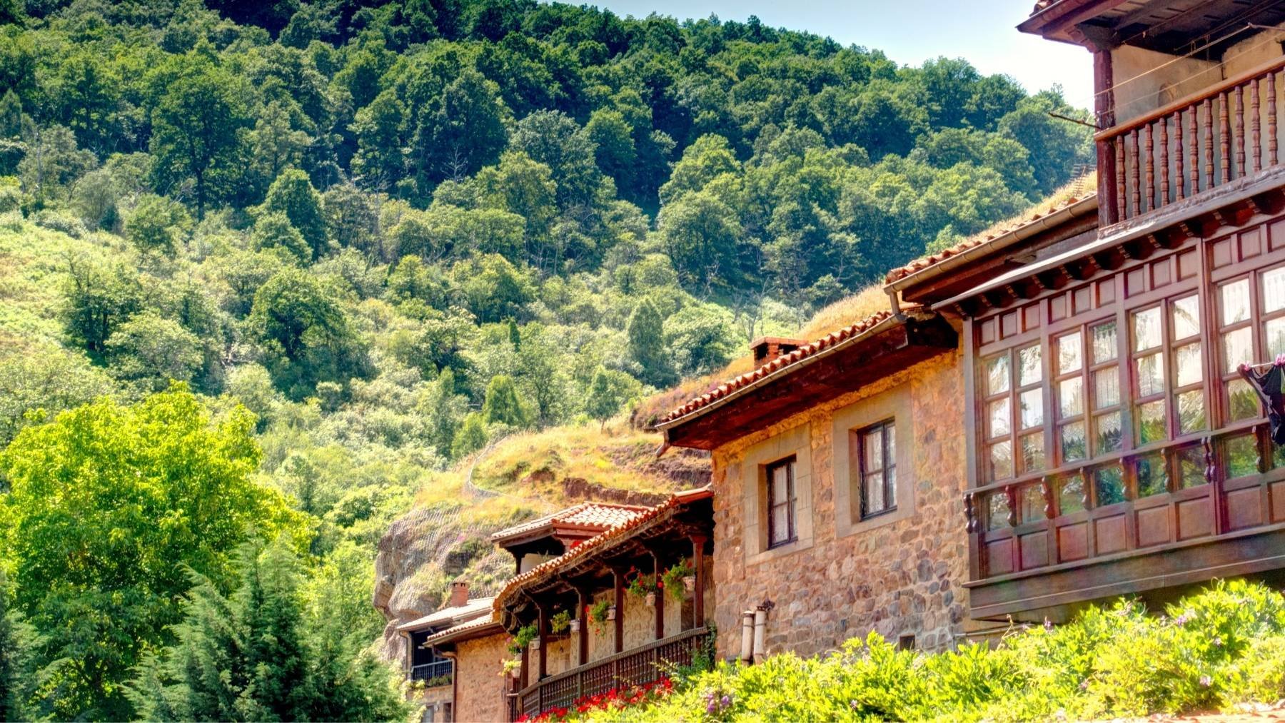Parece de cuento: el pueblo medieval de España rodeado de cascadas