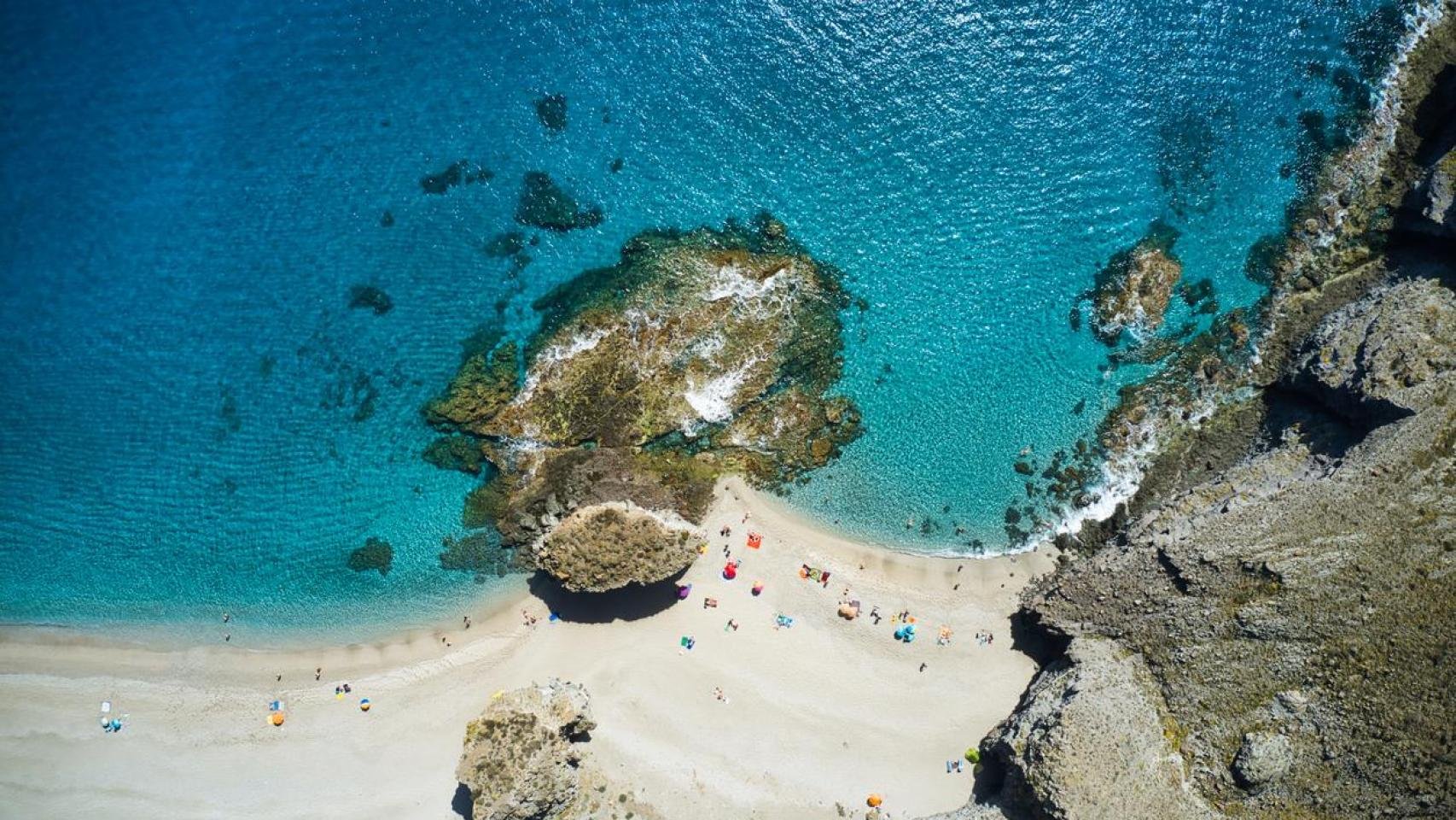 Parece el Algarve, pero está en la costa andaluza: esta playa sin masificar enamora a los sevillanos