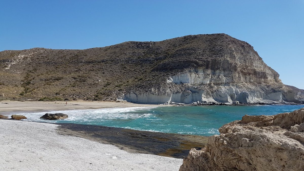 Parece el Caribe, pero es Almería: la cala salvaje de aguas turquesas a la que solo se llegar a pie