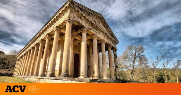 Parece Grecia, pero está en España: el espectacular Partenón (muy bien conservado) que está escondido en un pequeño pueblo