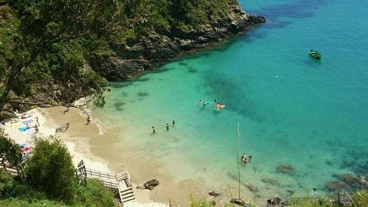 'Parece Ibiza, pero es Galicia': esta pequeña cala a pies de un acantilado está a 1 hora de A Coruña