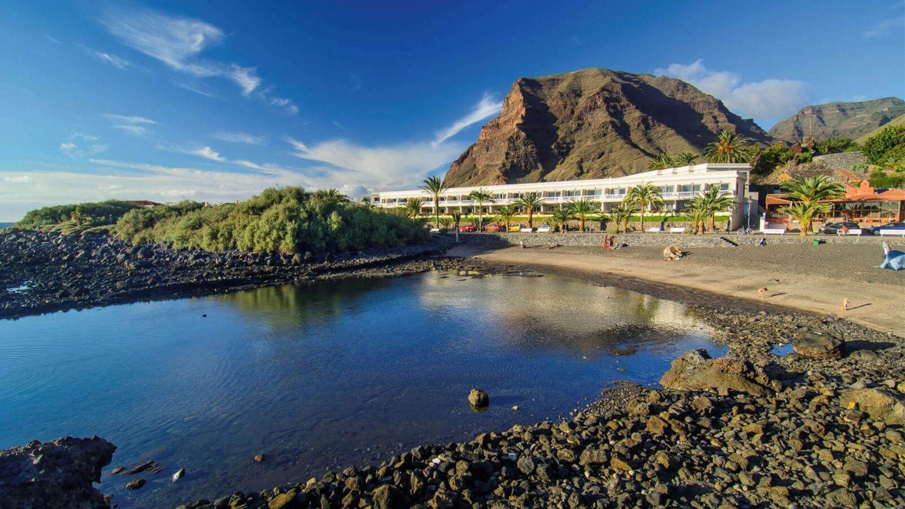 Parece Indonesia, pero está en España: el pintoresco pueblo con piscinas naturales donde puedes ver ballenas