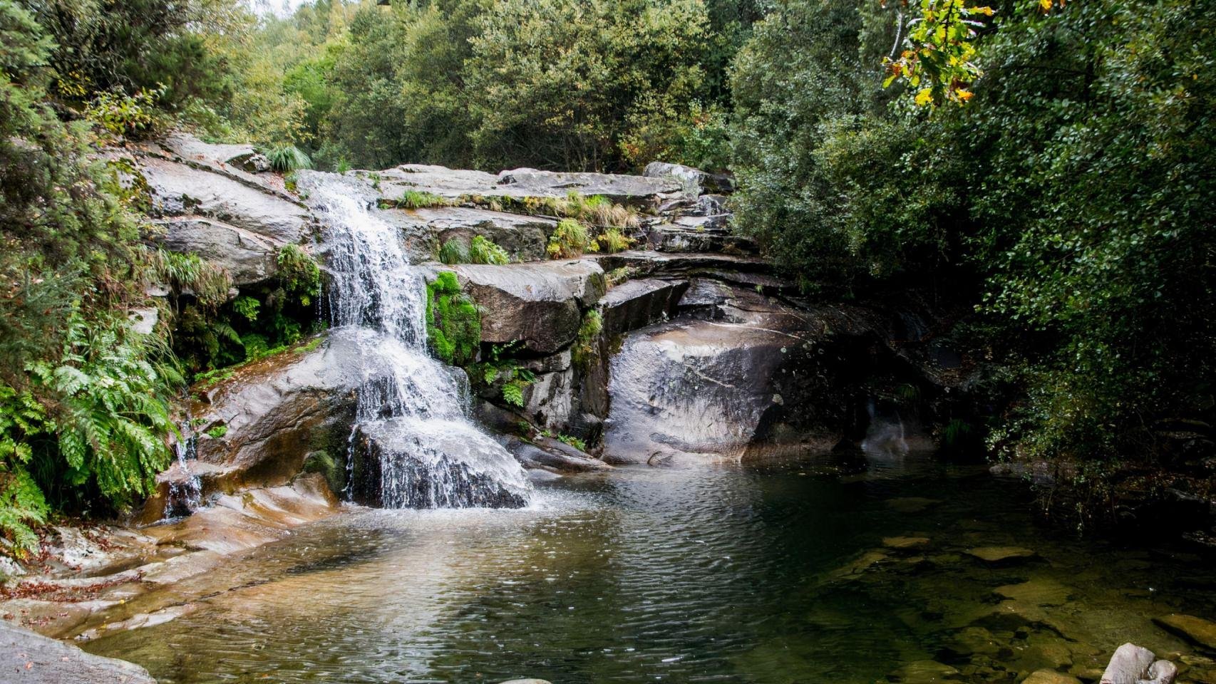 Parece Suiza pero está en Galicia: el pueblo a menos de 1 hora de Vigo repleto de piscinas naturales