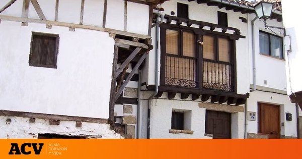 Parece un pueblo andaluz, pero está en Castilla y León: el precioso municipio que tienes que visitar con casas encaladas, puentes y arroyos