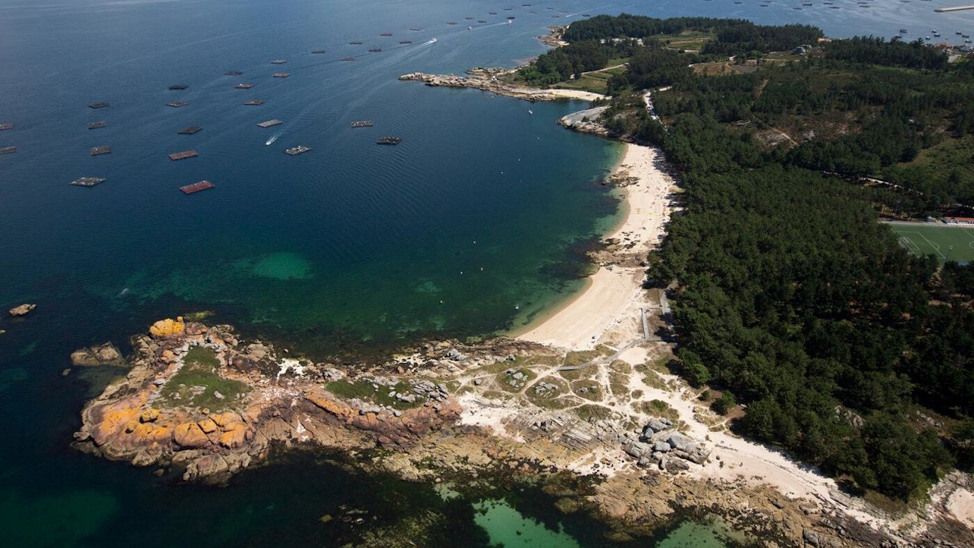 Perfecta para familias y con bandera azul: así es esta playa ubicada en un enclave idílico de la costa de Pontevedra