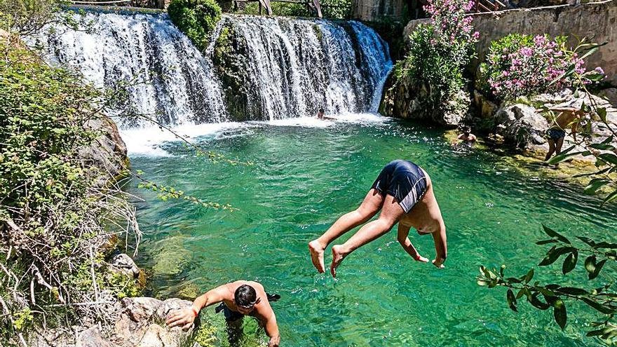 Piscinas naturales, cascadas y agua fría en pleno verano: así es el paraíso escondido en el interior de Alicante según National Geographic