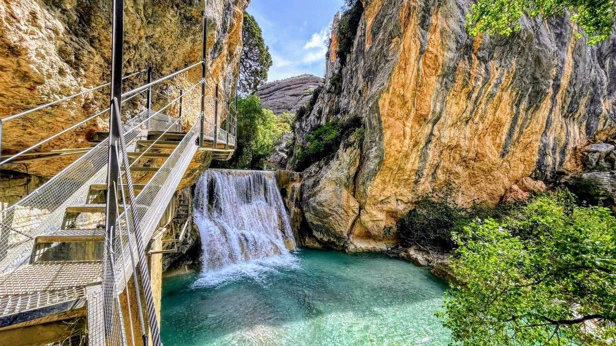 Pozas azul turquesa, cuevas y pasarelas colgantes: así es la ruta de senderismo más espectacular de Aragón